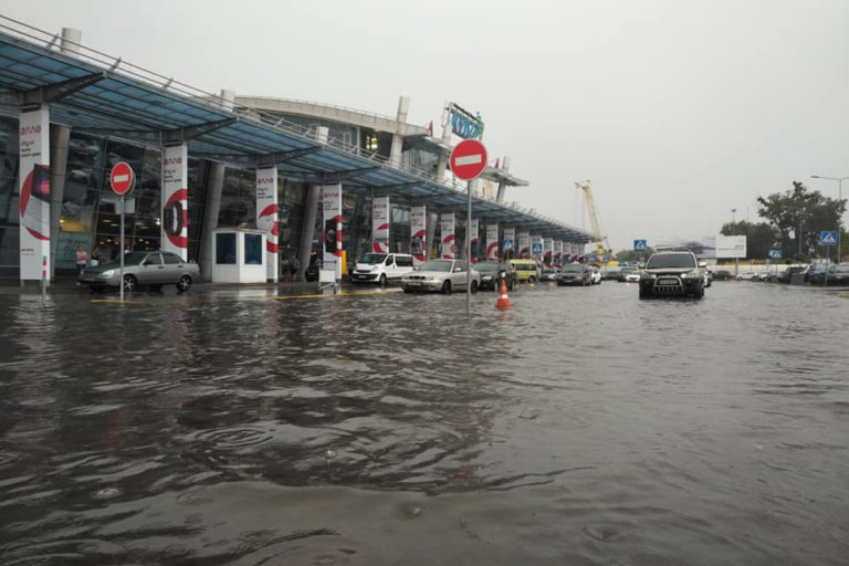 125260 Аэропорт Жуляны в Киеве затопило из-за ливня