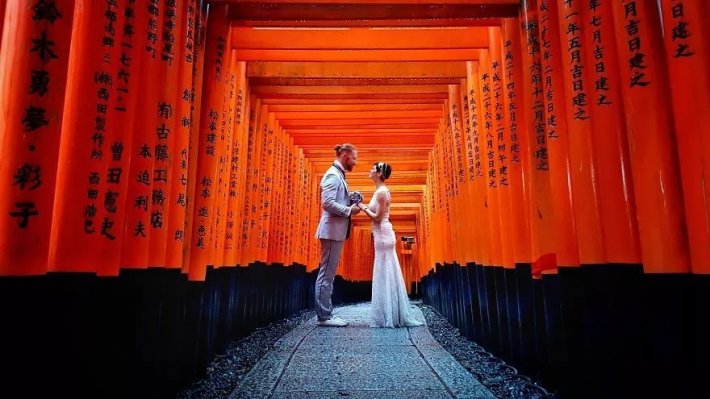 125262 Эта пара провела уже 100-ую церемонию бракосочетания, посетив 6 континентов и 30 стран. Невероятно!