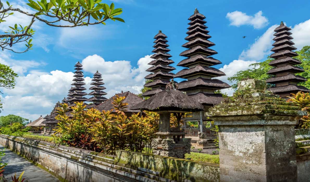 127491 Бали хотят изменить правила посещения храмов для туристов