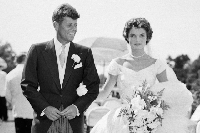 127122 Минутка ретро: как свадебное платье Жаклин Кеннеди было безнадежно испорчено за десять дней до ее бракосочетания