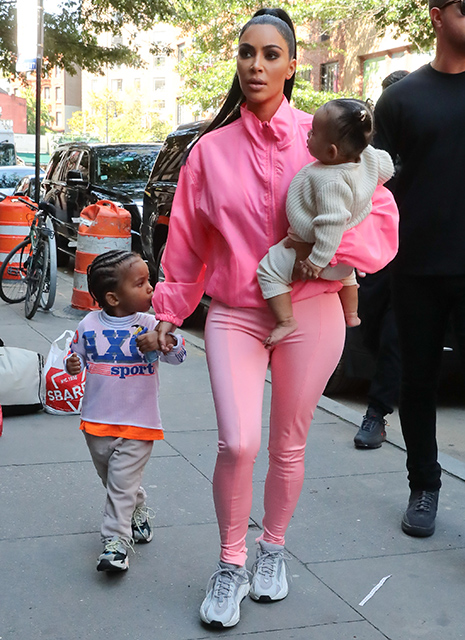 127712 Редкий кадр: Ким Кардашьян вместе с детьми на улицах Нью-Йорка