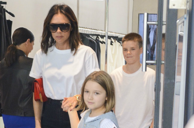 128901 Семейный шопинг: Виктория Бекхэм с дочерью Харпер и сыном Крузом прошлась по магазинам Сиднея