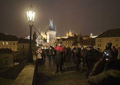 129520 На Карловом мосту в Праге туристы вновь смогут встретить фонарщика