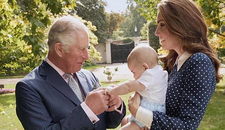 129152 Обнародовано новое фото принца Чарльза с Кейт Миддлтон и принцем Луи из личного архива королевской семьи