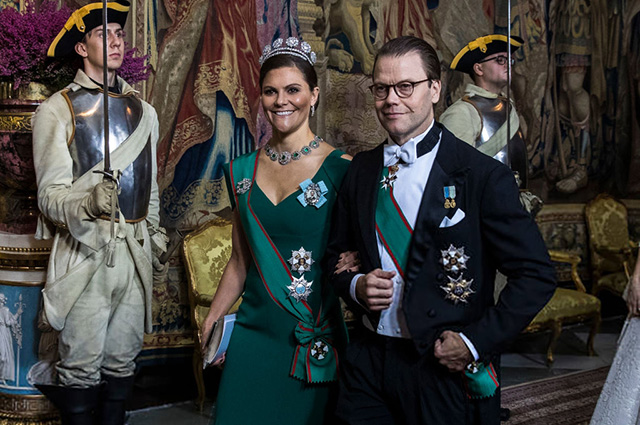 129295 Шведская королевская семья показала свою коллекцию тиар на гала-ужине во дворце