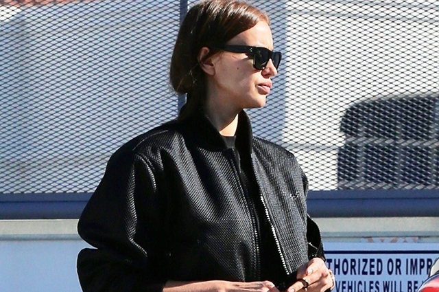 130426 В образе total black: Ирина Шейк на шопинге в Лос-Анджелесе