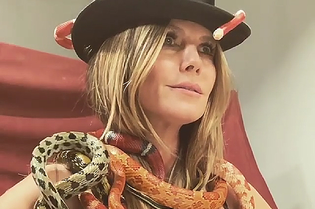130900 Хайди Клум устроила фотосессию с живыми змеями: видео