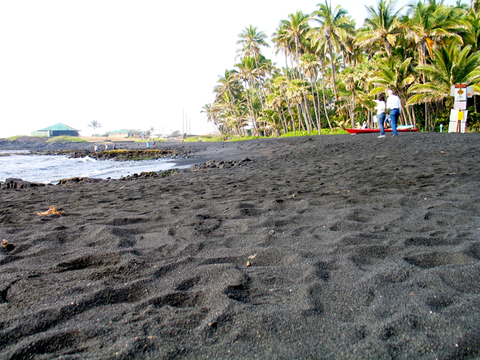 130872 Из-за извержения вулкана на Гавайях появился пляж с черным песком