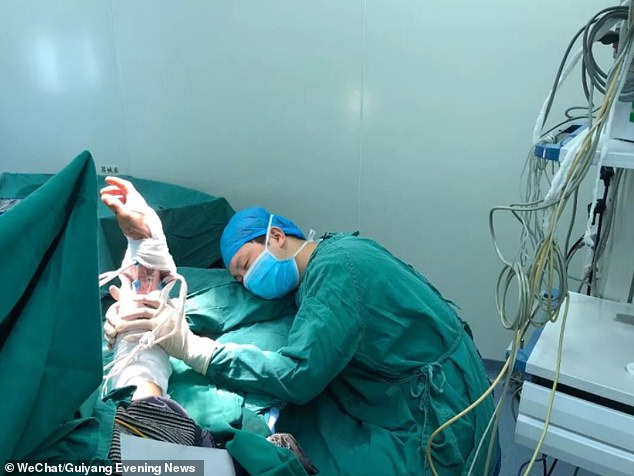 130824 Снимок хирурга, который уснул за операционным столом восхитило мир