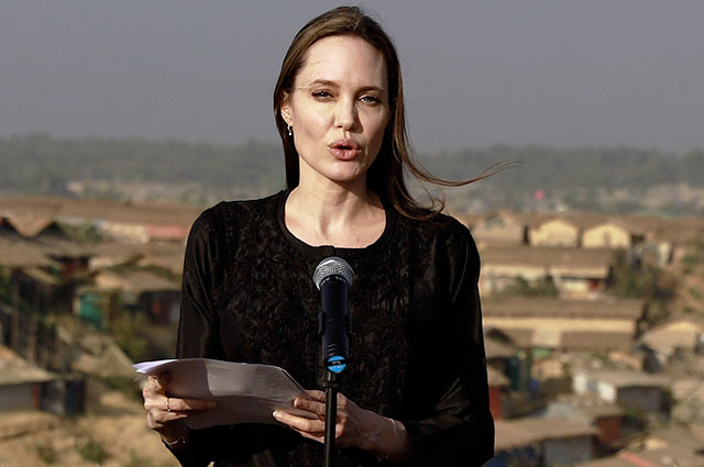 131255 Анджелина Джоли прилетела в Бангладеш с гуманитарной миссией