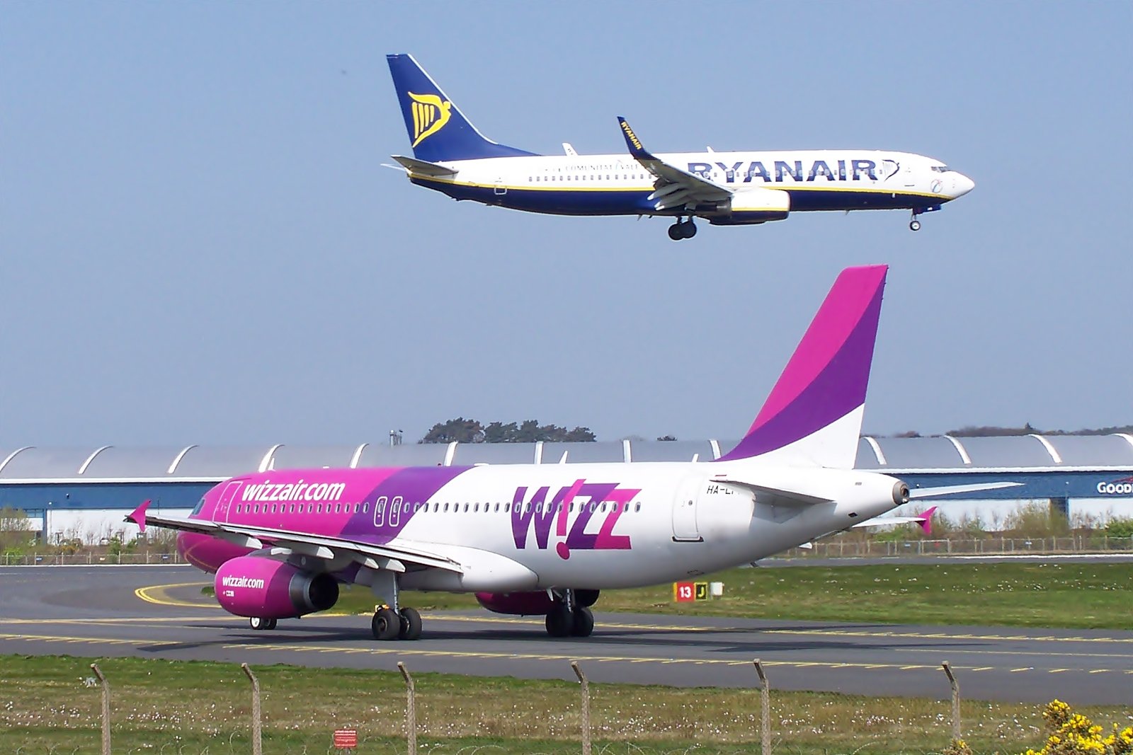 131178 Греция одобрила заявки Wizz Air и Ryanair на полеты в Украину