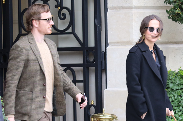131990 Алисия Викандер и Майкл Фассбендер прилетели в Париж на Неделю моды: свежие фото пары