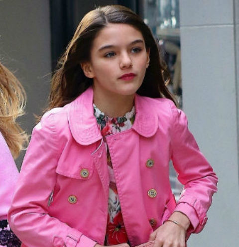 132594 С сумкой в стиле Chanel и красной помадой на губах: 12-летняя дочь Тома Круза прогулялась одна по Нью-Йорку