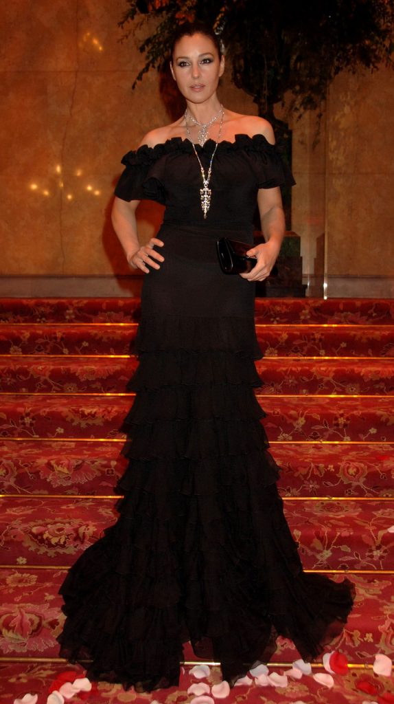 132821 Моника Беллуччи и её коллекция роскошных чёрных нарядов