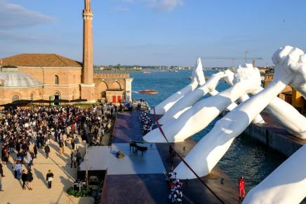 133608 В Венеции установили скульптуну Лоренцо Куинна