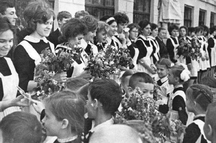 134568 Фото выпускниц школы в 1970-х годах навевают ностальгию