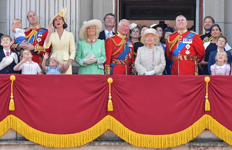 134175 Кейт Миддлтон, Меган Маркл, Елизавета II и другие на балконе Букингемского дворца