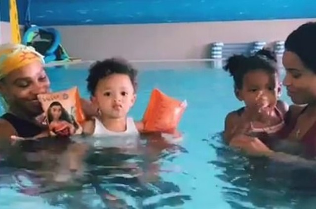 134500 Серена Уильямс и Сиара учат своих дочерей плавать во время отдыха в Каннах
