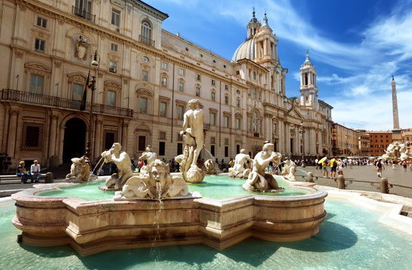135071 Туриста, собирающего монеты из фонтана в Риме, оштрафовали на 500€