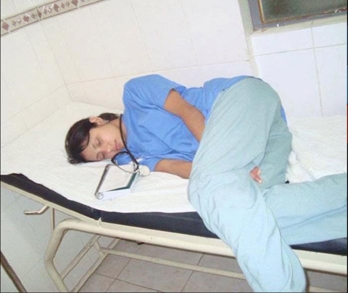 136173 Блогер сфотографировал спящего доктора и опубликовал это в соцсетях