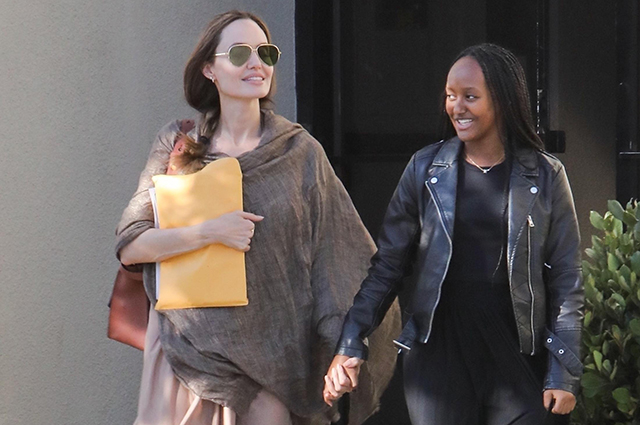 136149 Вместе весело шагать: Анджелина Джоли с дочерью Захарой на прогулке в Лонг-Бич