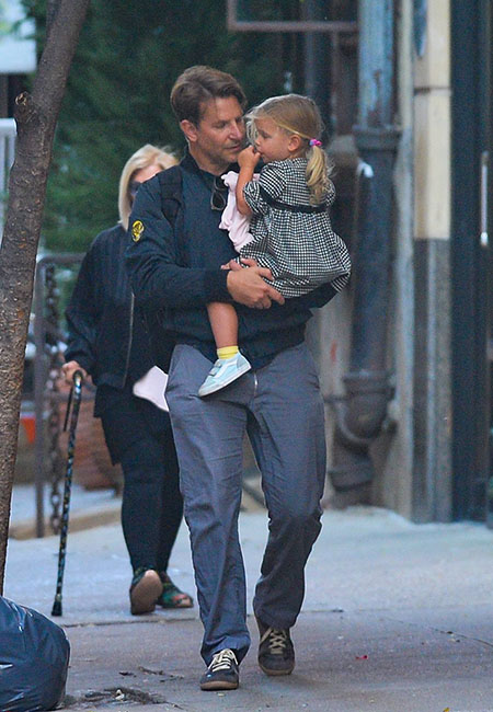 136750 Пока мама на работе: Брэдли Купер с дочерью Леей гуляют по Нью-Йорку