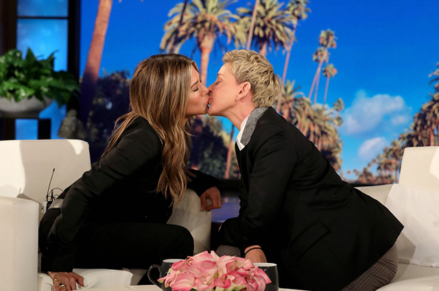 137732 Дженнифер Энистон и Эллен Дедженерес поцеловались в эфире вечернего шоу