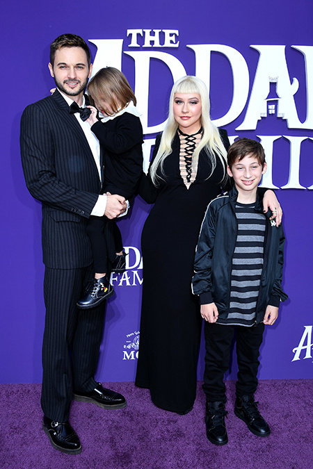 137155 Кристина Агилера с мужем и детьми, Шарлиз Терон и другие на премьере "Семейки Аддамс"