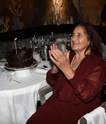 138073 Наталья Водянова отпраздновала 90-летие бабушки в Париже