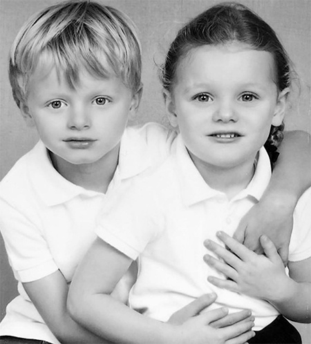 137942 Папина дочка, мамин сыночек: княжеская семья Монако опубликовала новые фотографии близнецов