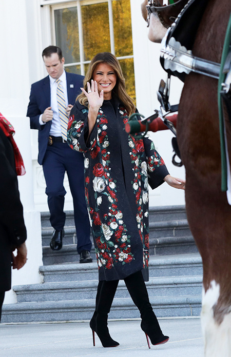 138423 В пальто Dolce & Gabbana и на высоких шпильках: Мелания Трамп начала украшать Белый дом к Рождеству