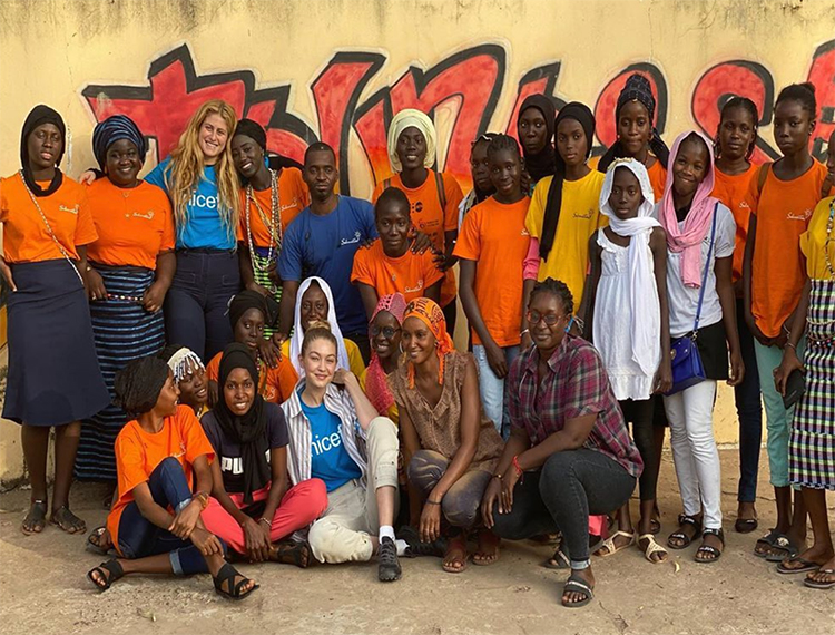 138827 Джиджи Хадид встретилась с бездомными в рамках благотворительного визита в Сенегал