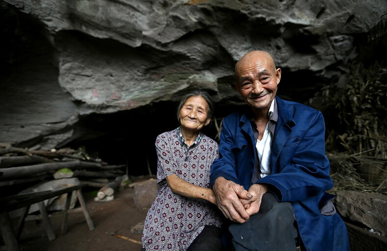 Супруги уже 60 лет живут в пещере и выезжать не собирается