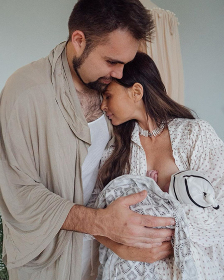 Домашние роды с отчетом в Instagram: Саша Зверева стала мамой в четвертый раз