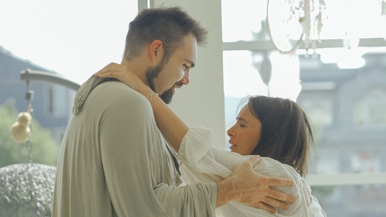 Домашние роды с отчетом в Instagram: Саша Зверева стала мамой в четвертый раз