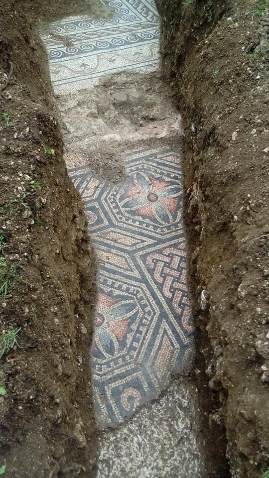 Удивительная находка: в Италии во время прокладки труб обнаружили древнеримскую мозаику