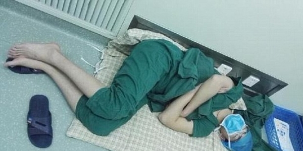 Фотография со спящим хирургом на полу после 28-часовой смены облетела весь Интернет!