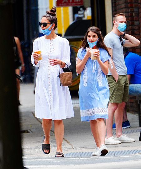 Редкий выход: Кэти Холмс с 14-летней дочкой Сури на прогулке в Нью-Йорке