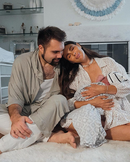 143944 Домашние роды с отчетом в Instagram: Саша Зверева стала мамой в четвертый раз