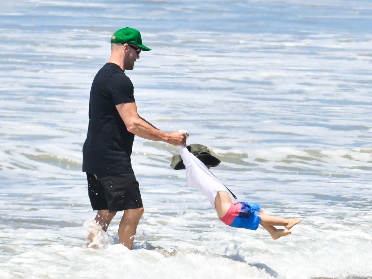 142562 Как с картинки: Рози Хантингтон-Уайтли и Джейсон Стэтхэм с сыном на пляже в Малибу