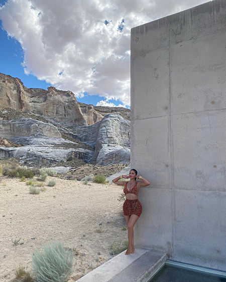 Прогулки над пропастью, фотосессия в пустыне и самая модная одежда: каникулы Кайли Дженнер в Юте