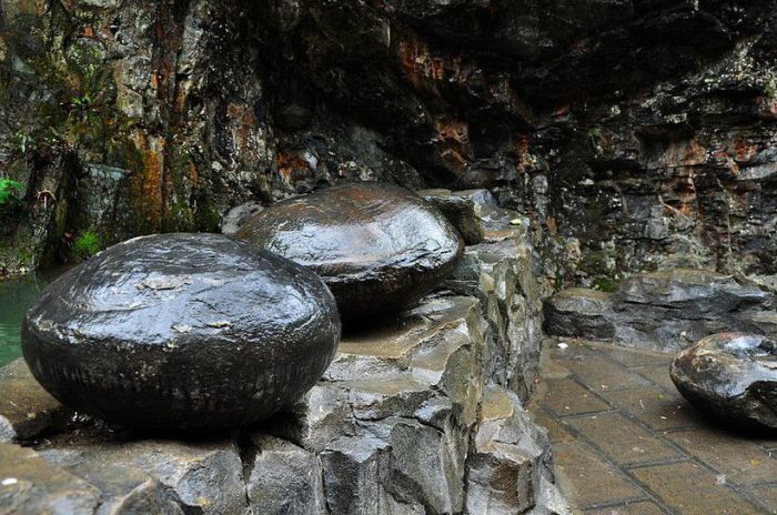 Загадка природы: китайская скала, которая откладывает каменные яйца каждые 30 лет