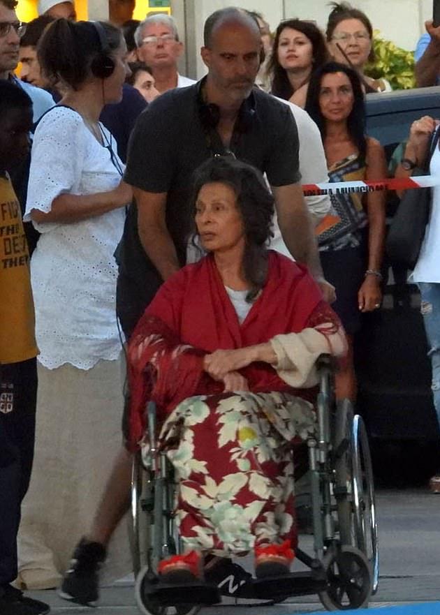 Поклонников Софи Лорен взволновал новый снимок актрисы в инвалидной коляске