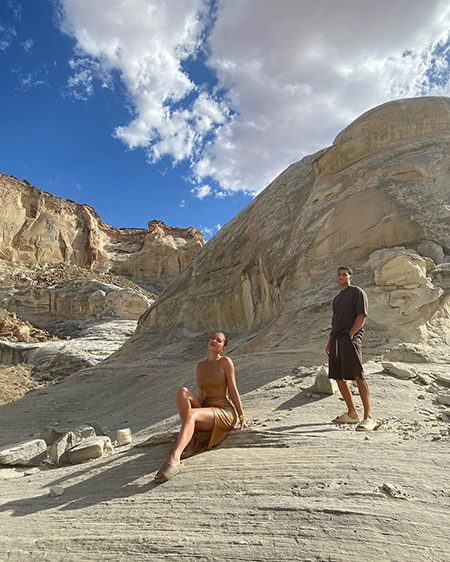 Прогулки над пропастью, фотосессия в пустыне и самая модная одежда: каникулы Кайли Дженнер в Юте