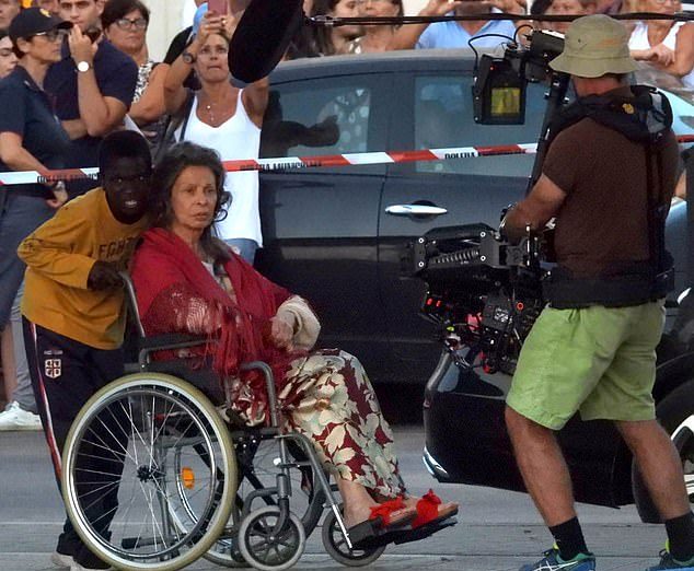 Поклонников Софи Лорен взволновал новый снимок актрисы в инвалидной коляске