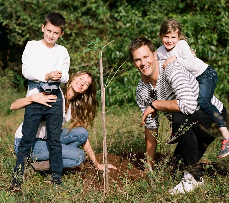 Жизель Бундхен с мужем Томо Брэди и детьми