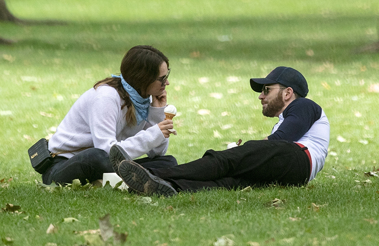 145473 Лили Джеймс и Крис Эванс в парке Лондона: первые фото пары