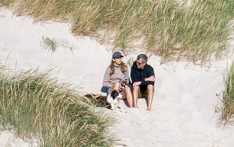 Как обычная семья: кронпринц Дании Фредерик и принцесса Мэри на пляже Скагена