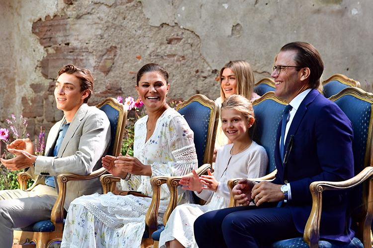 Живой концерт и узкий семейный круг: принцесса Швеции Виктория отметила день рождения во дворце Соллиден