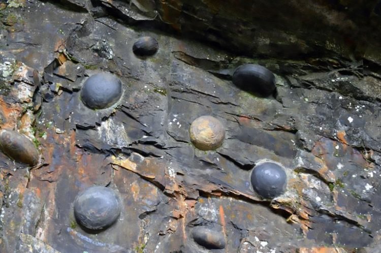 145256 Загадка природы: китайская скала, которая откладывает каменные яйца каждые 30 лет